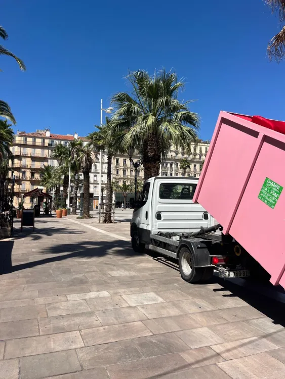 Camion remorque avec benne remplie à Toulon